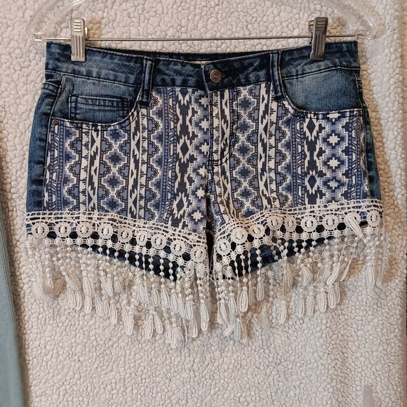L.E.I. Ashley Low Rise Junior Size 9 Lace Fringe Shorts & Shein Medium Crop Top - Picture 6 of 16